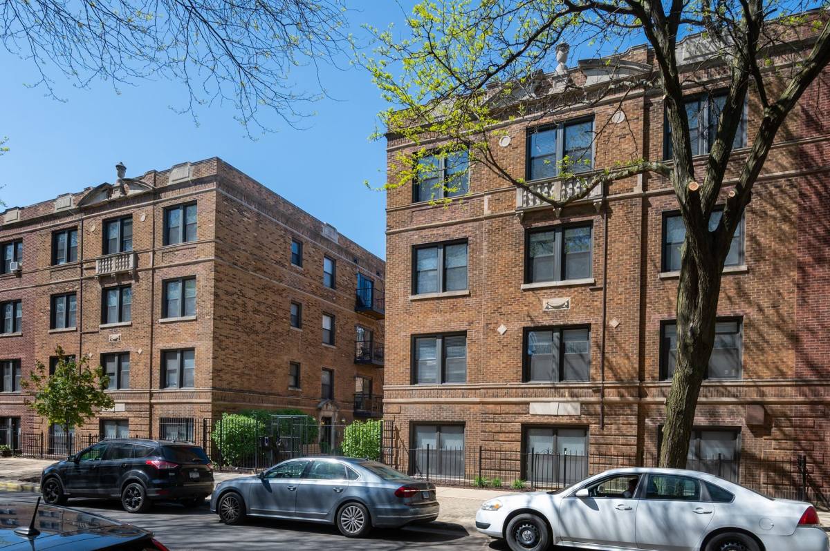 Apartment for rent at 920 W Oakdale Ave, Chicago, IL 60657