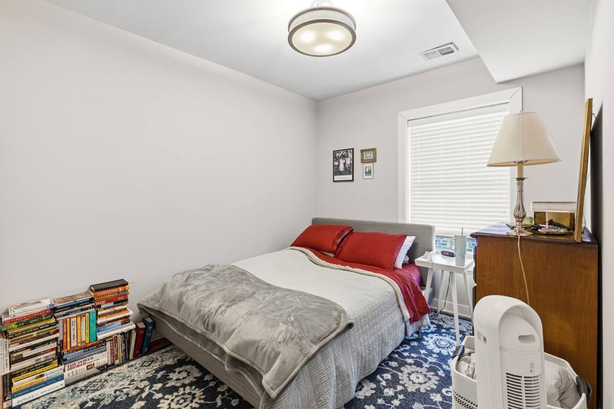Apartment for rent at 920 W Oakdale Ave, Chicago, IL 60657