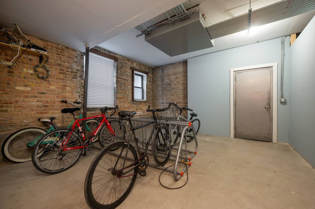 Apartment for rent at 920 W Oakdale Ave, Chicago, IL 60657