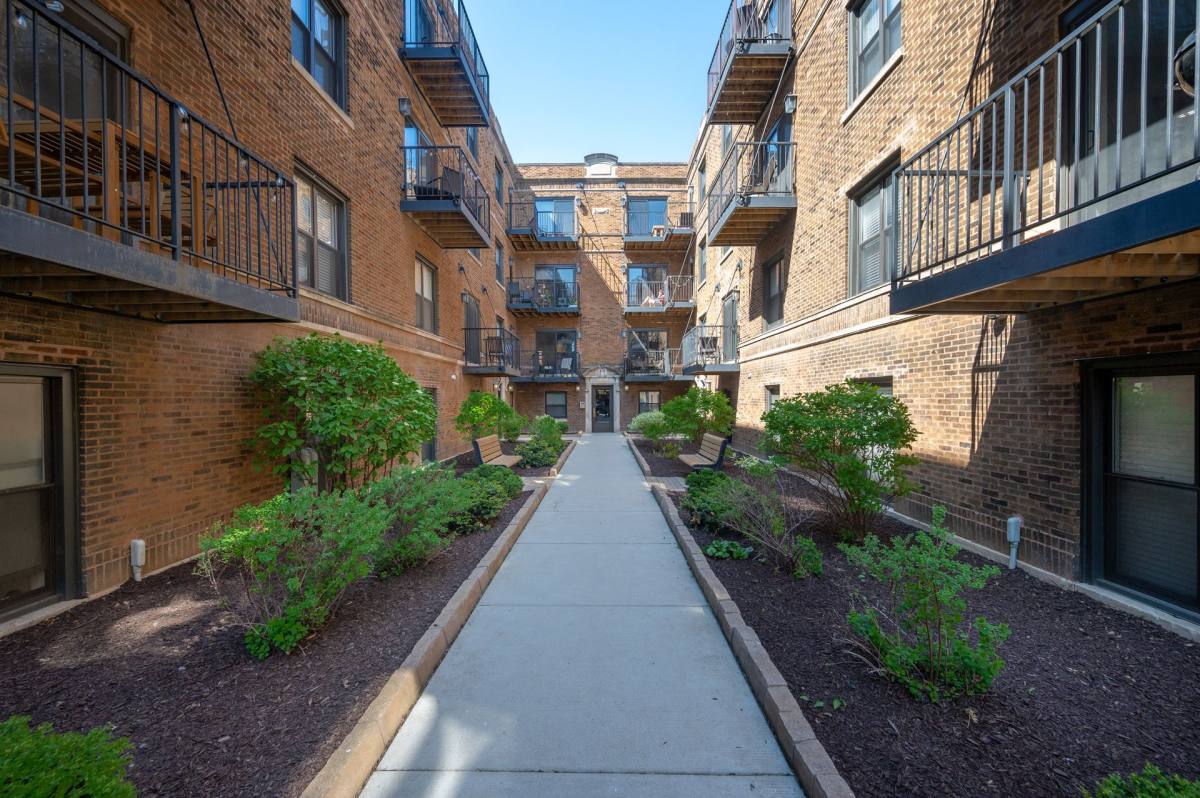 Apartment for rent at 920 W Oakdale Ave, Chicago, IL 60657