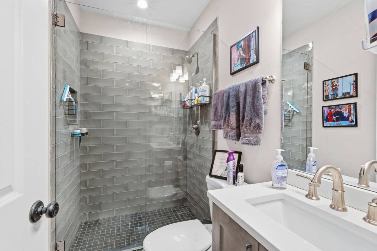 Apartment for rent at 920 W Oakdale Ave, Chicago, IL 60657