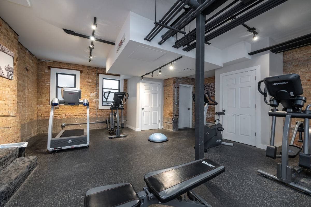 Apartment for rent at 920 W Oakdale Ave, Chicago, IL 60657