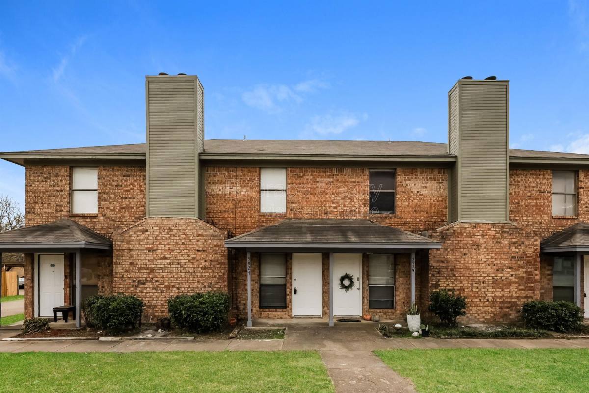 Townhouse for rent at 5927 Shadydell Dr, Fort Worth, TX 76135