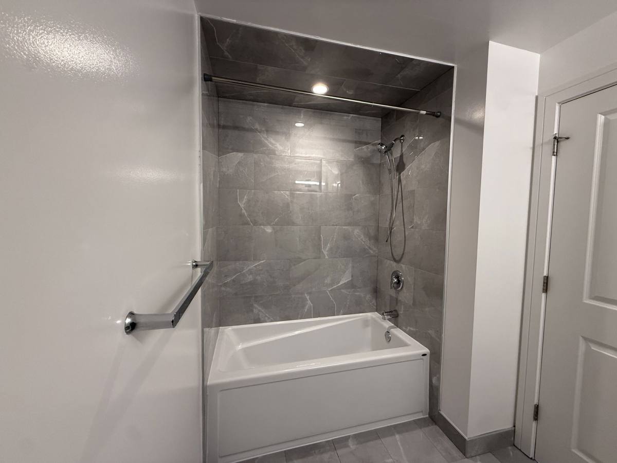 Apartment for rent at 1730 W Greenleaf Ave #307, Chicago, IL 60626
