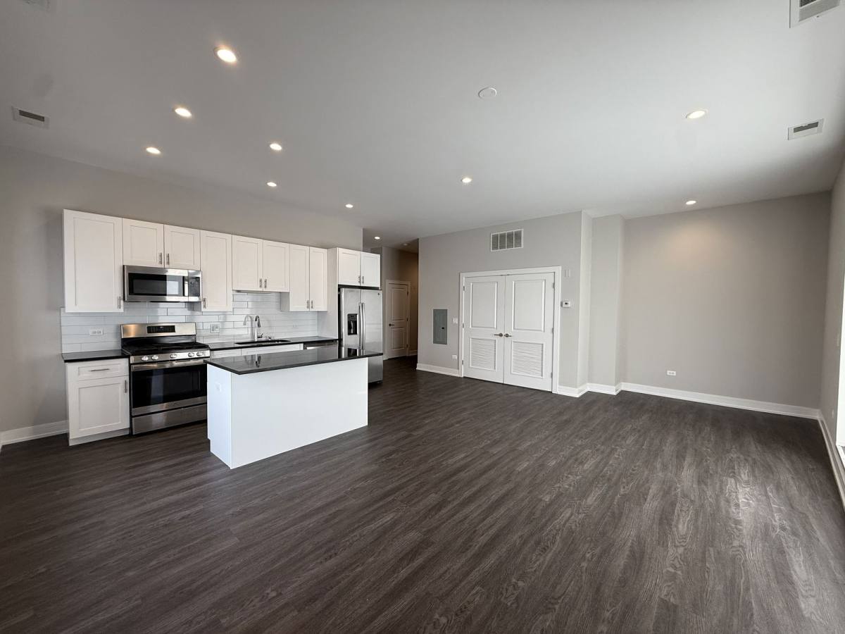 Apartment for rent at 1730 W Greenleaf Ave #307, Chicago, IL 60626