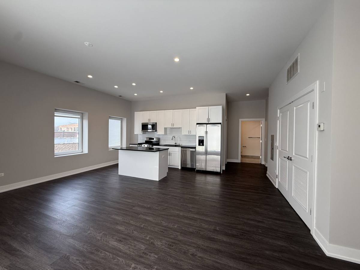 Apartment for rent at 1730 W Greenleaf Ave #307, Chicago, IL 60626