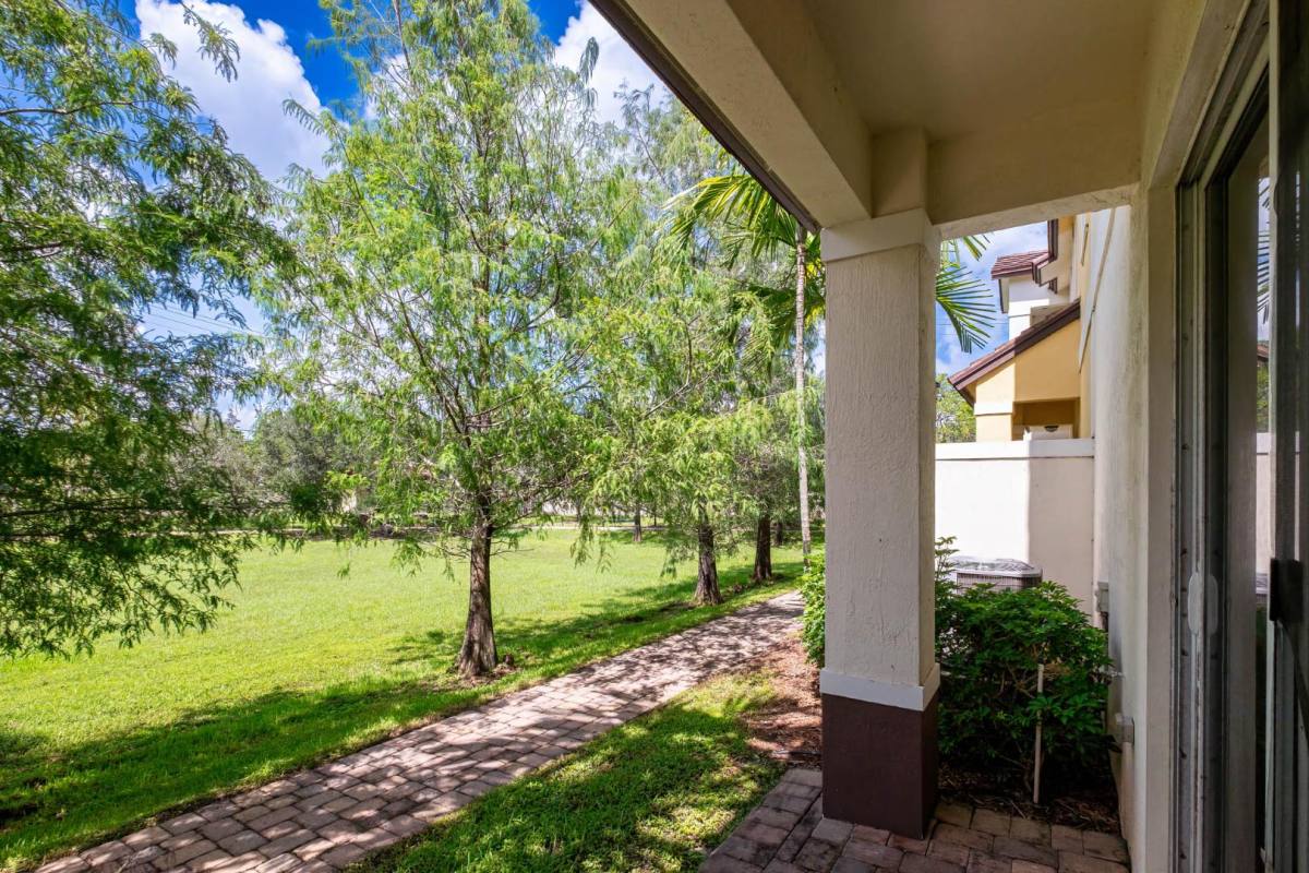 Townhouse for rent at 8815 NW 76 Dr, Fort Lauderdale, FL 33321