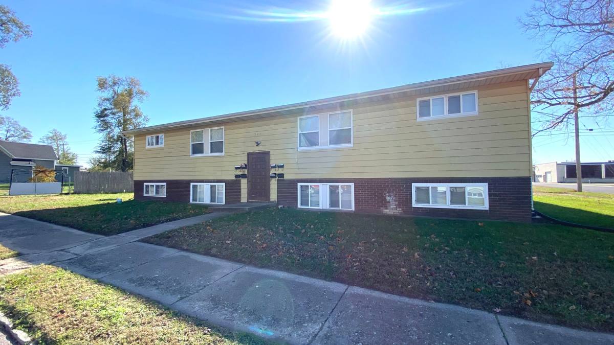Apartment for rent at 340 Caroline St, Pekin, IL 61554
