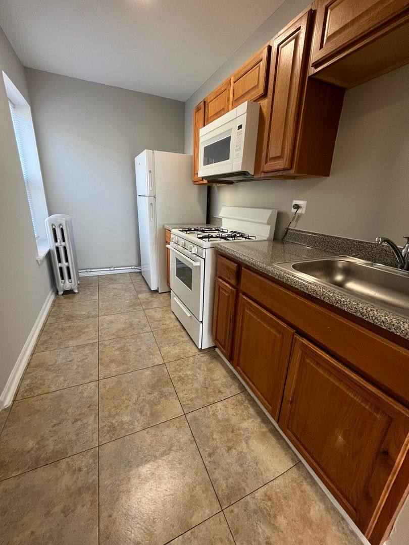 Apartment for rent at 5000 W Adams, Chicago, IL 60644