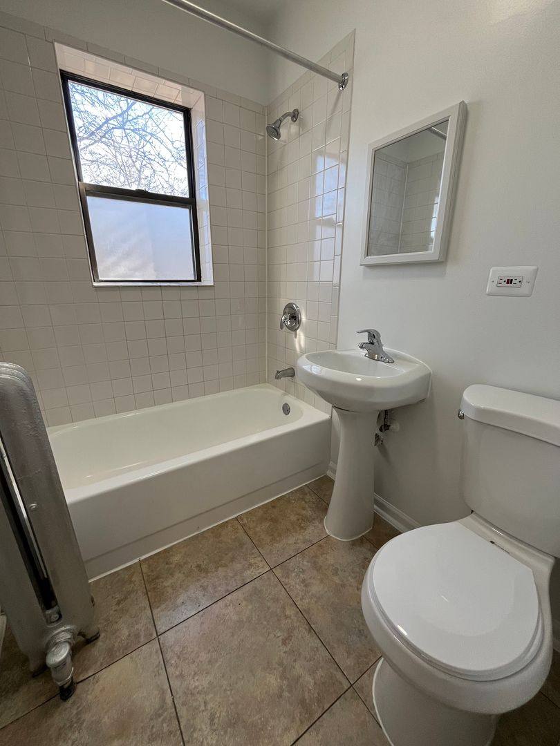 Apartment for rent at 5000 W Adams, Chicago, IL 60644