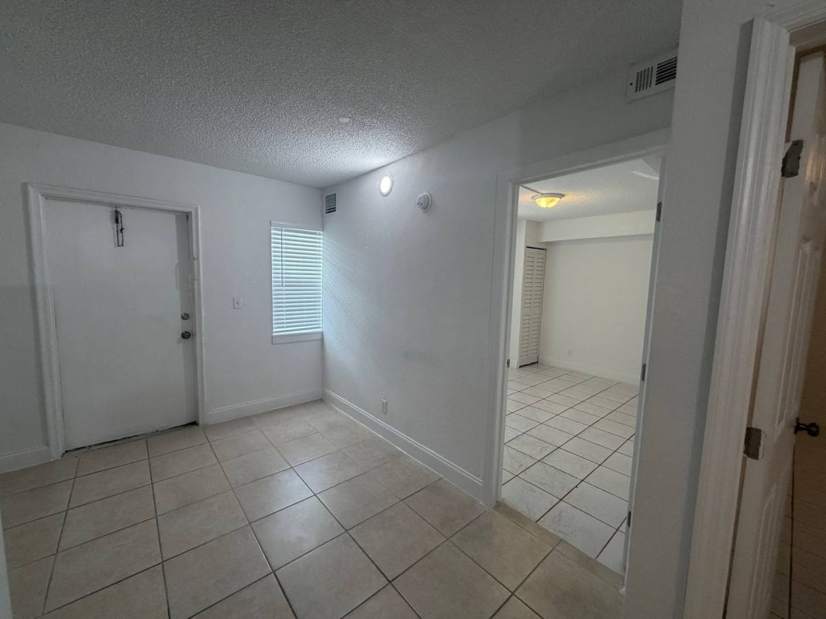 Apartment for rent at 915 S 21st Ave, Hollywood, FL 33020