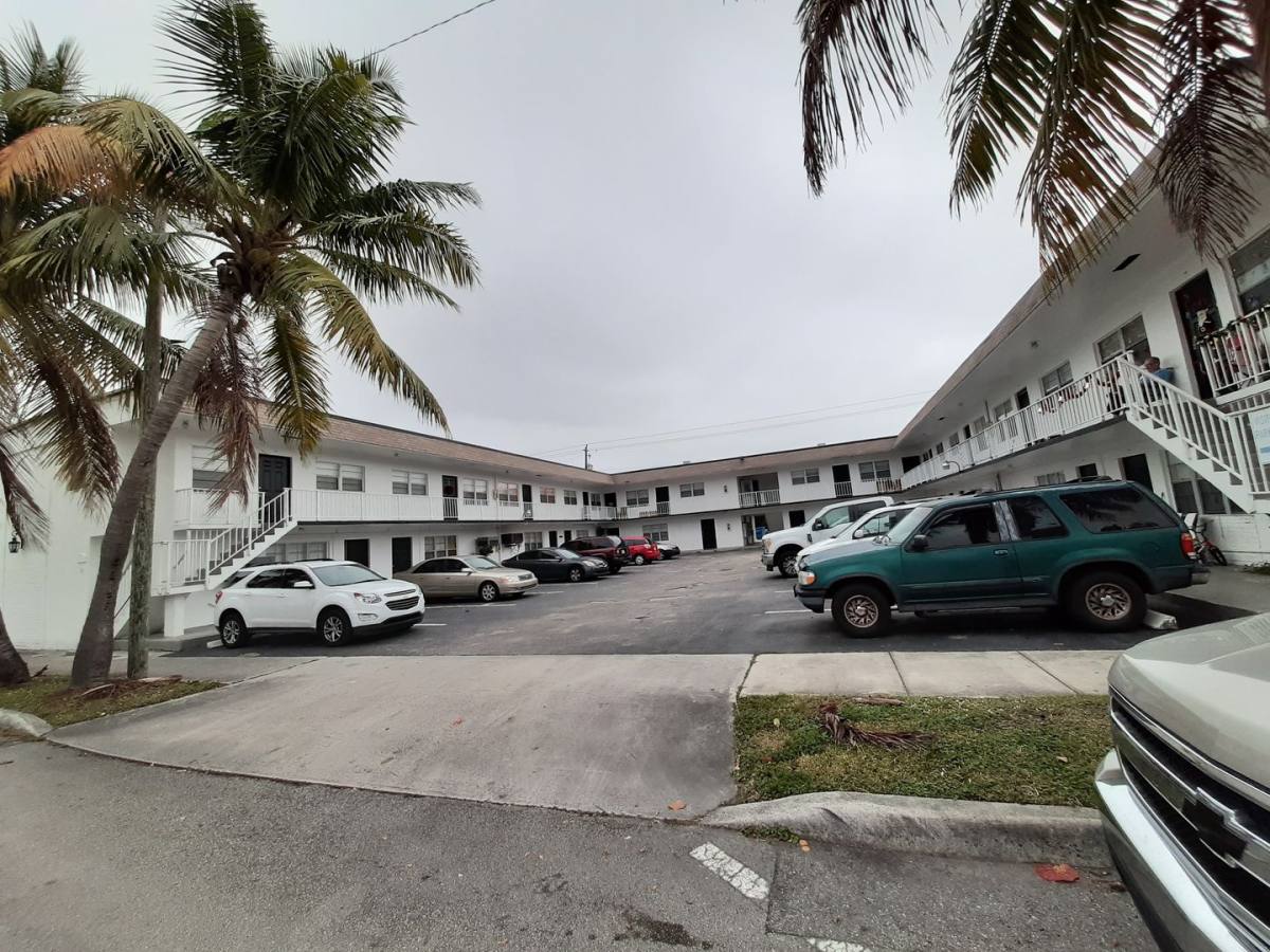 Apartment for rent at 915 S 21st Ave, Hollywood, FL 33020