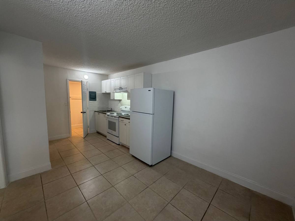 Apartment for rent at 915 S 21st Ave, Hollywood, FL 33020