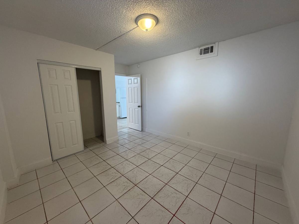 Apartment for rent at 915 S 21st Ave, Hollywood, FL 33020