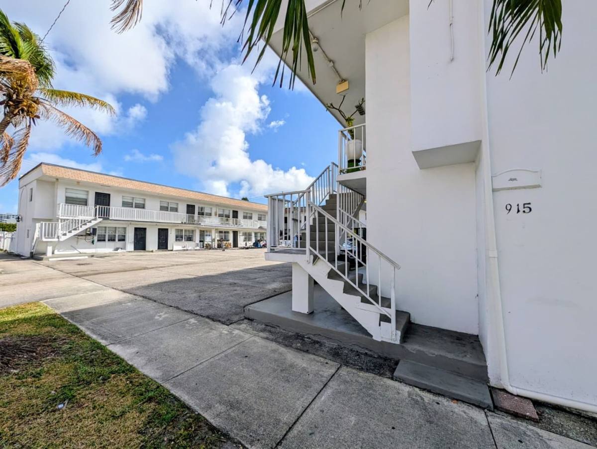 Apartment for rent at 915 S 21st Ave, Hollywood, FL 33020