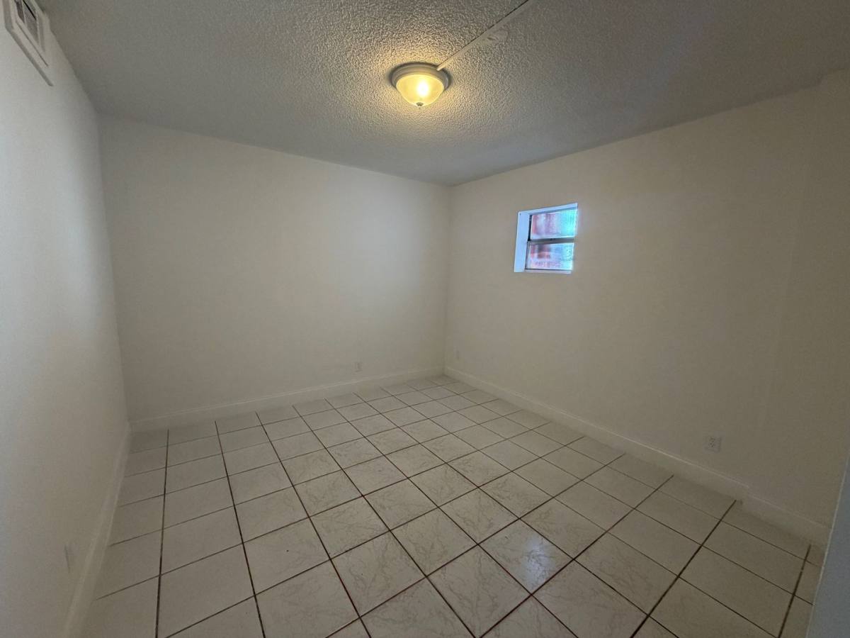 Apartment for rent at 915 S 21st Ave, Hollywood, FL 33020