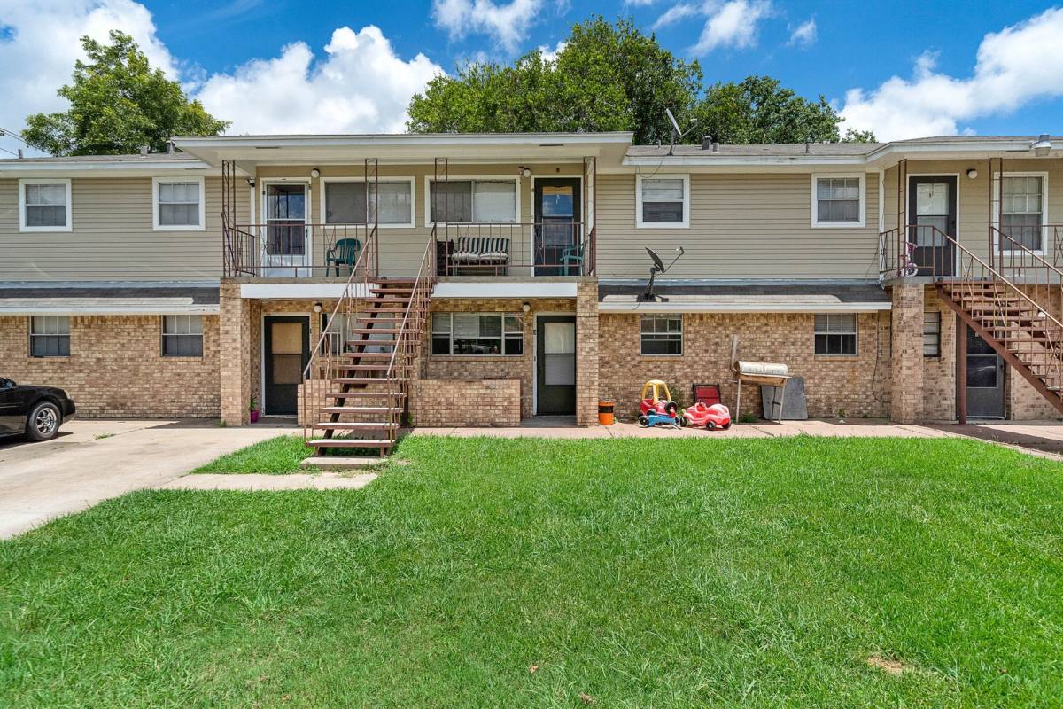 Apartment for rent at 2729 Main, La Marque, TX 77568