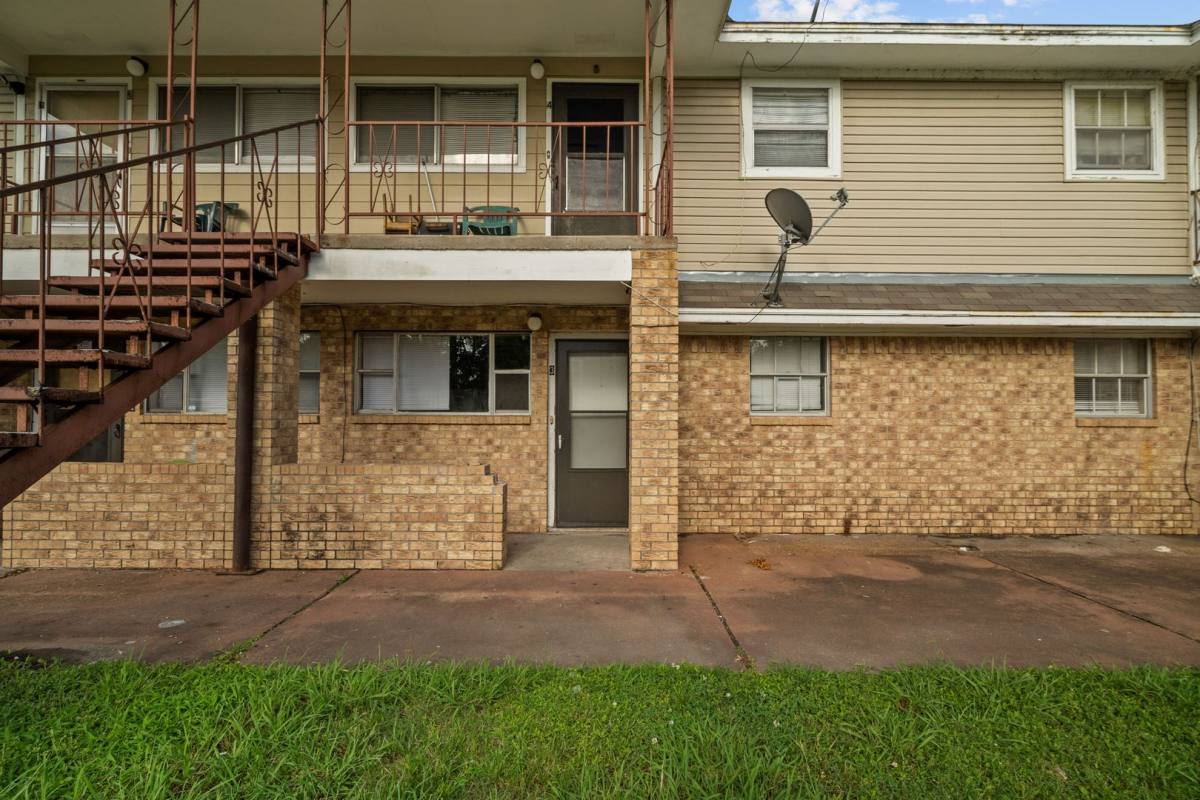 Apartment for rent at 2729 Main, La Marque, TX 77568