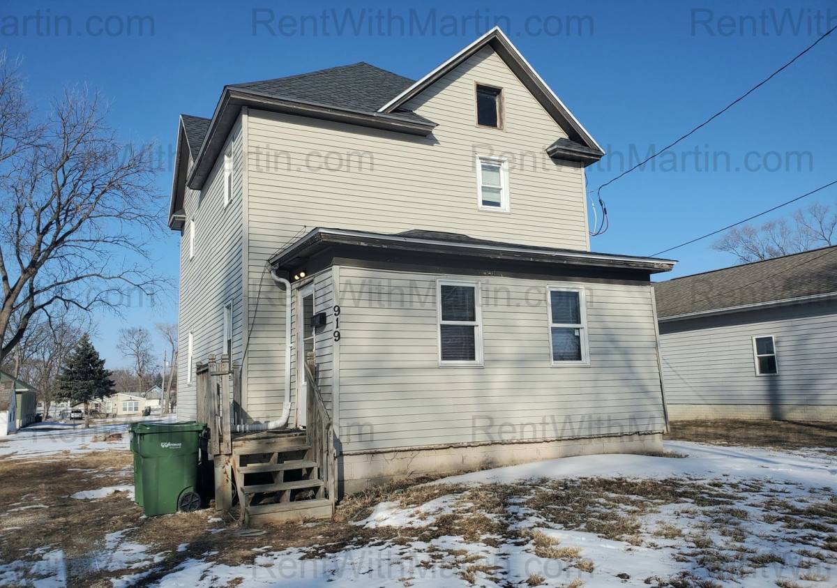 House for rent at 919 Oneida St, Waterloo, IA 50703