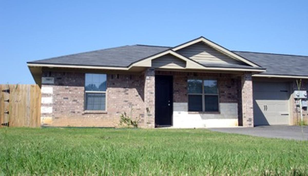 Townhouse for rent at 16952 Loring Lane, Lindale, TX 75771
