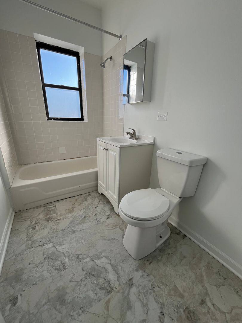 Apartment for rent at 5826 W Washington Blvd, Chicago, IL 60644
