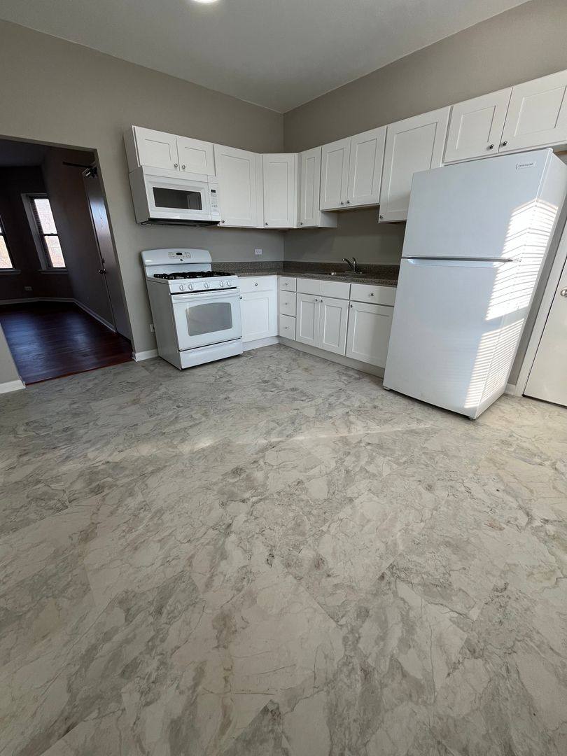Apartment for rent at 5826 W Washington Blvd, Chicago, IL 60644