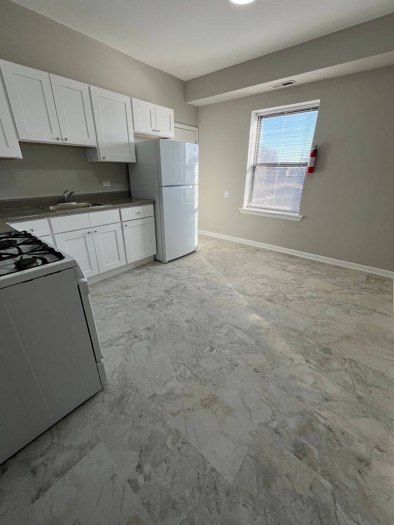 Apartment for rent at 5826 W Washington Blvd, Chicago, IL 60644