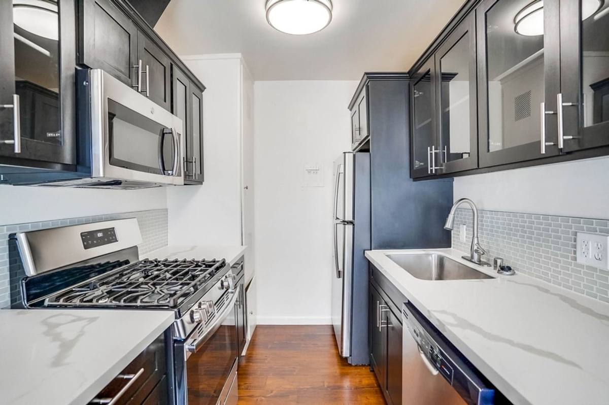 Apartment for rent at 6028 W Blvd #4, Los Angeles, CA 90043