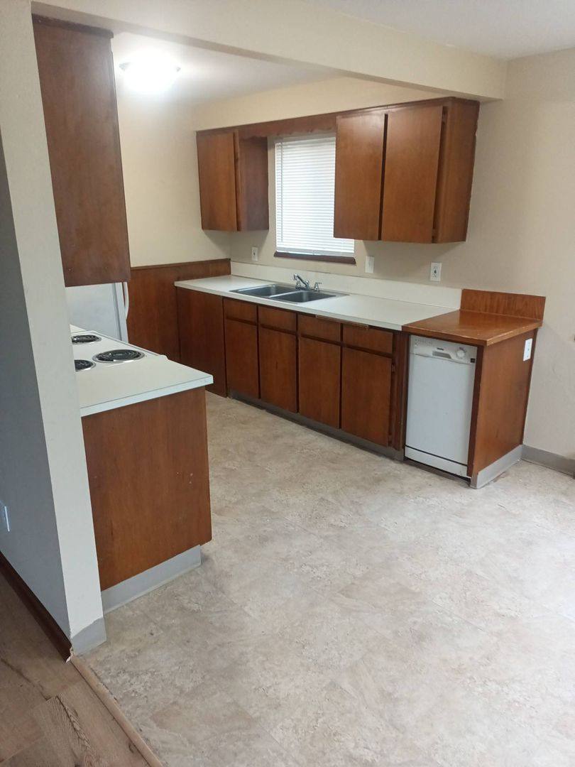 Apartment for rent at 128-152 Idylwood Dr SE, Salem, OR 97302