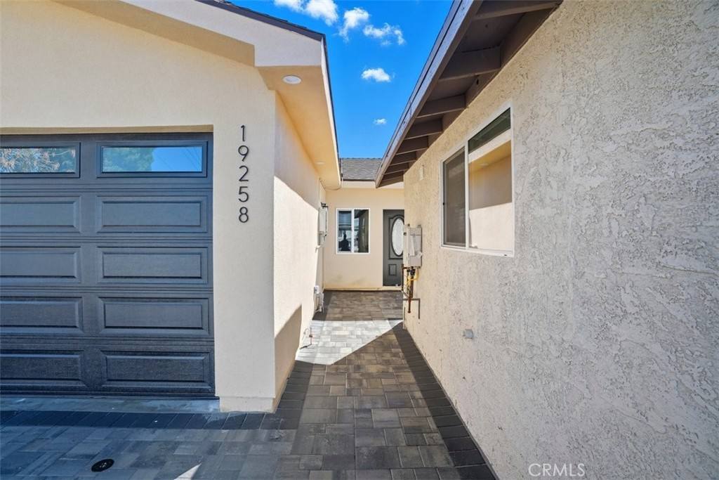 Apartment for rent at 19258 Strathern St, Reseda, CA 91335