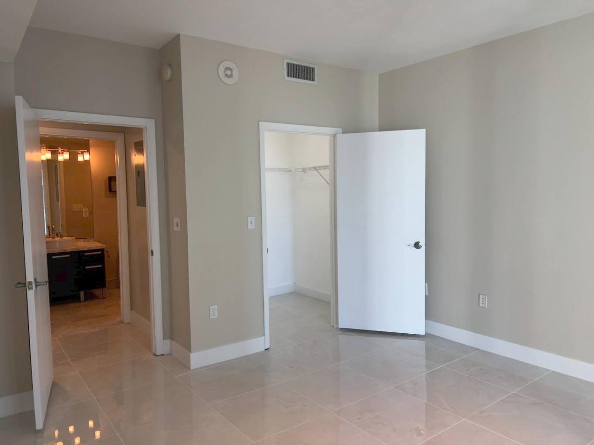 Apartment for rent at 253 NE 2nd St #VIZCAYNE Condo 1504, Miami, FL 33132