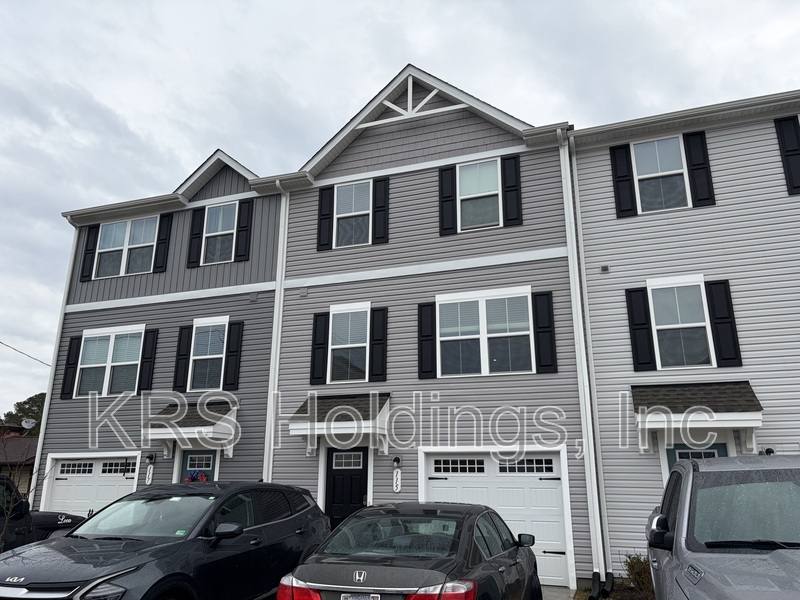 Townhouse for rent at 115 C St, Suffolk, VA 23434
