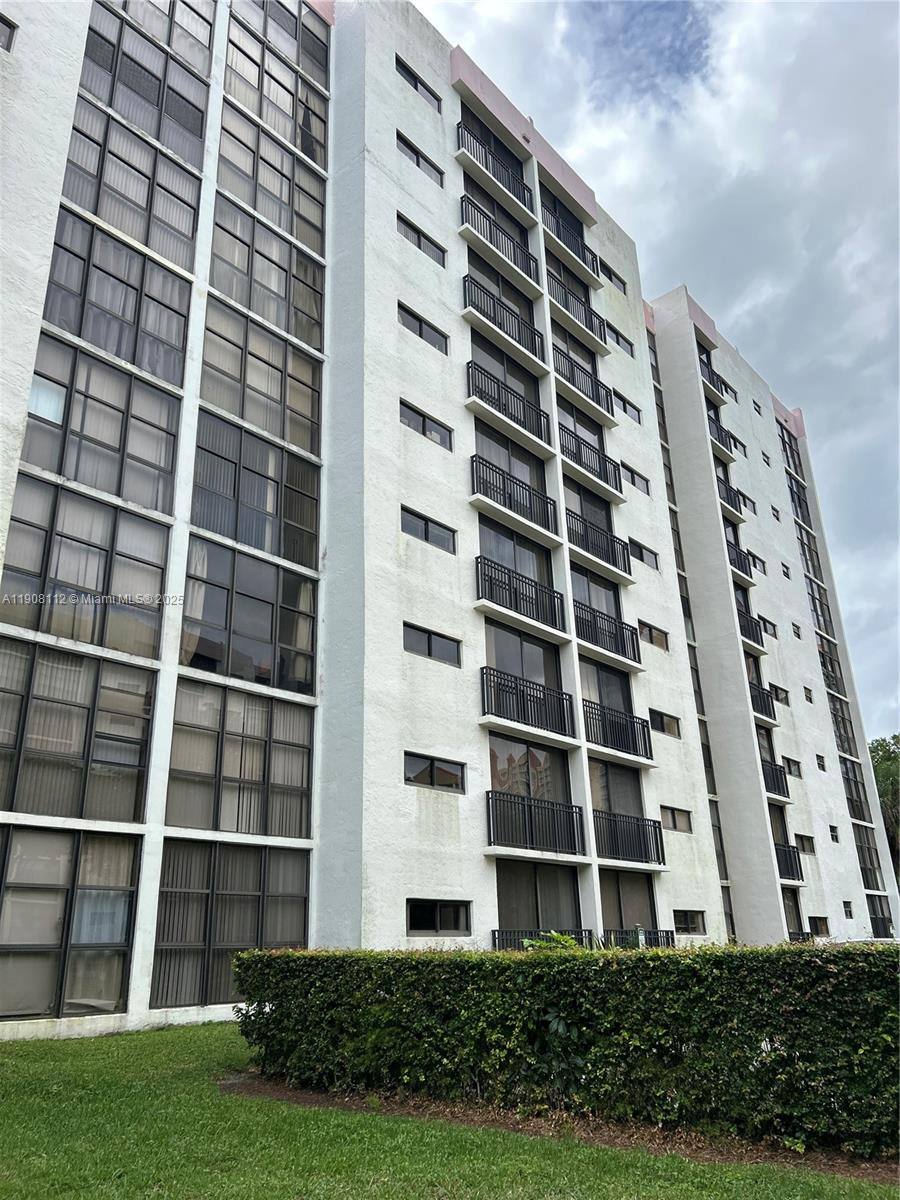 Apartment for rent at 16909 N Bay Rd #103, North Miami Beach, FL 33160