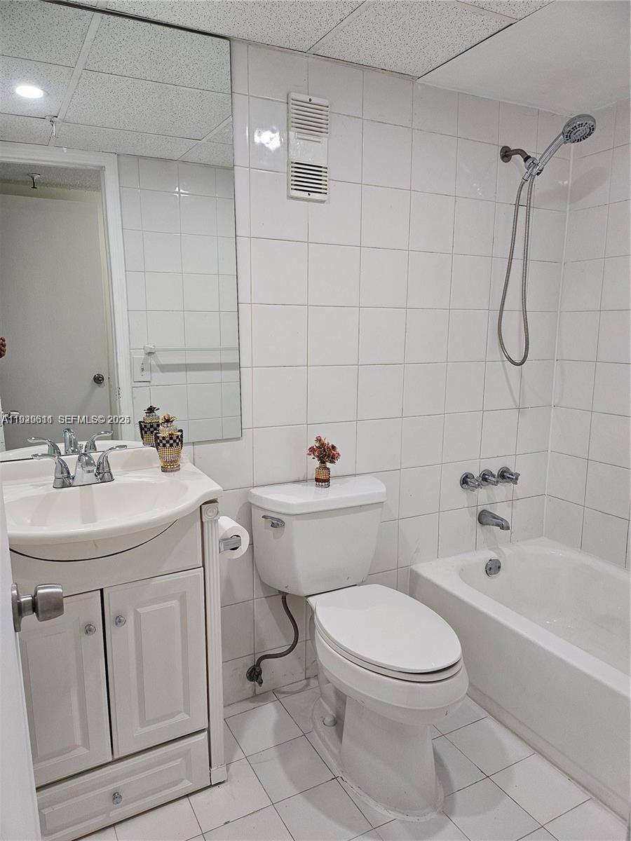Apartment for rent at 10641 SW 108th Ave #106411H, Miami, FL 33176