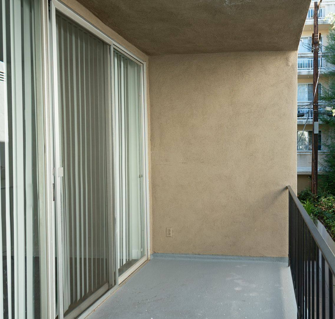 Apartment for rent at 132 S Clark Dr, Los Angeles, CA 90048