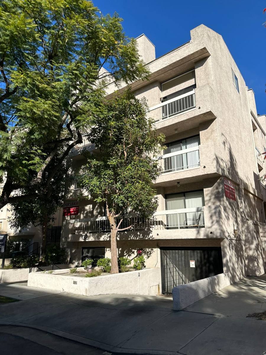 Apartment for rent at 132 S Clark Dr, Los Angeles, CA 90048