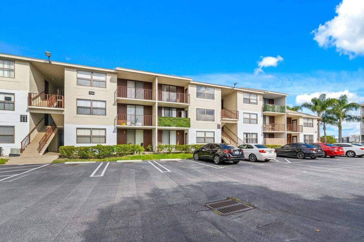 Apartment for rent at 714 Executive Center Dr #24, West Palm Beach, FL 33401