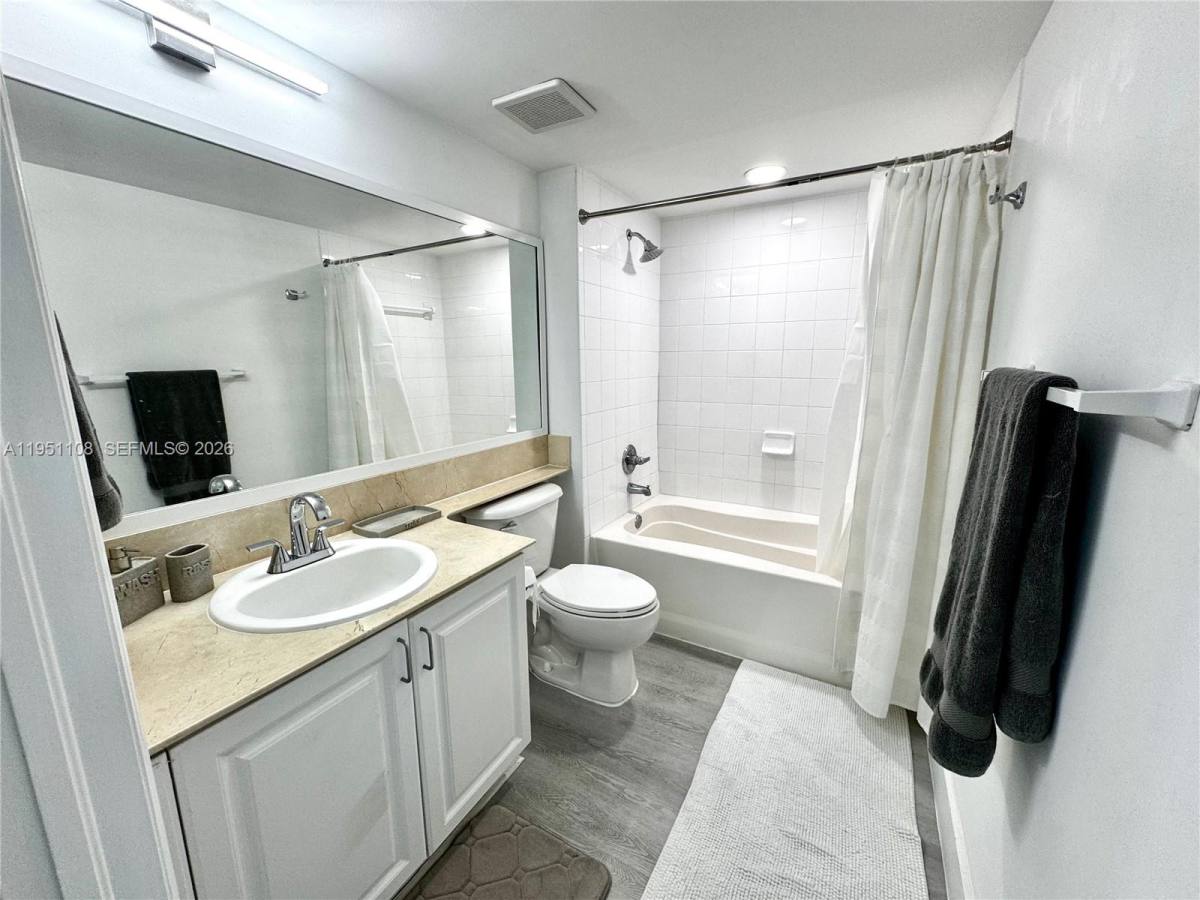 Apartment for rent at 1155 Brickell Bay Dr #906, Miami, FL 33131