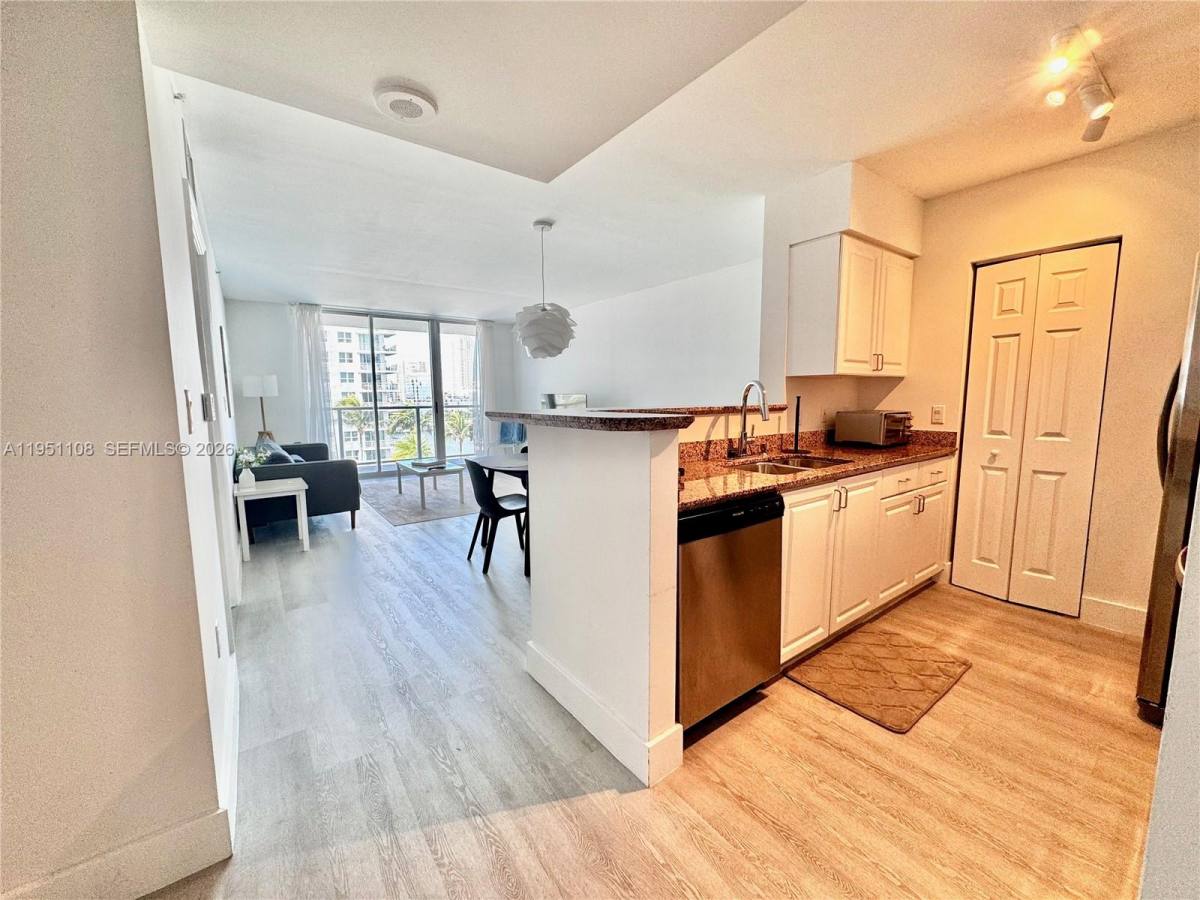 Apartment for rent at 1155 Brickell Bay Dr #906, Miami, FL 33131