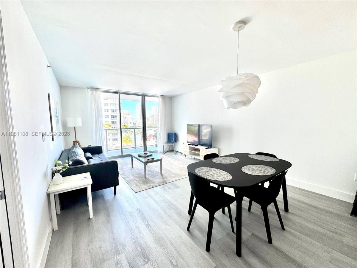 Apartment for rent at 1155 Brickell Bay Dr #906, Miami, FL 33131