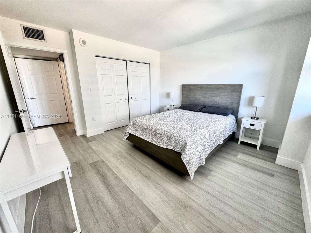 Apartment for rent at 1155 Brickell Bay Dr #906, Miami, FL 33131