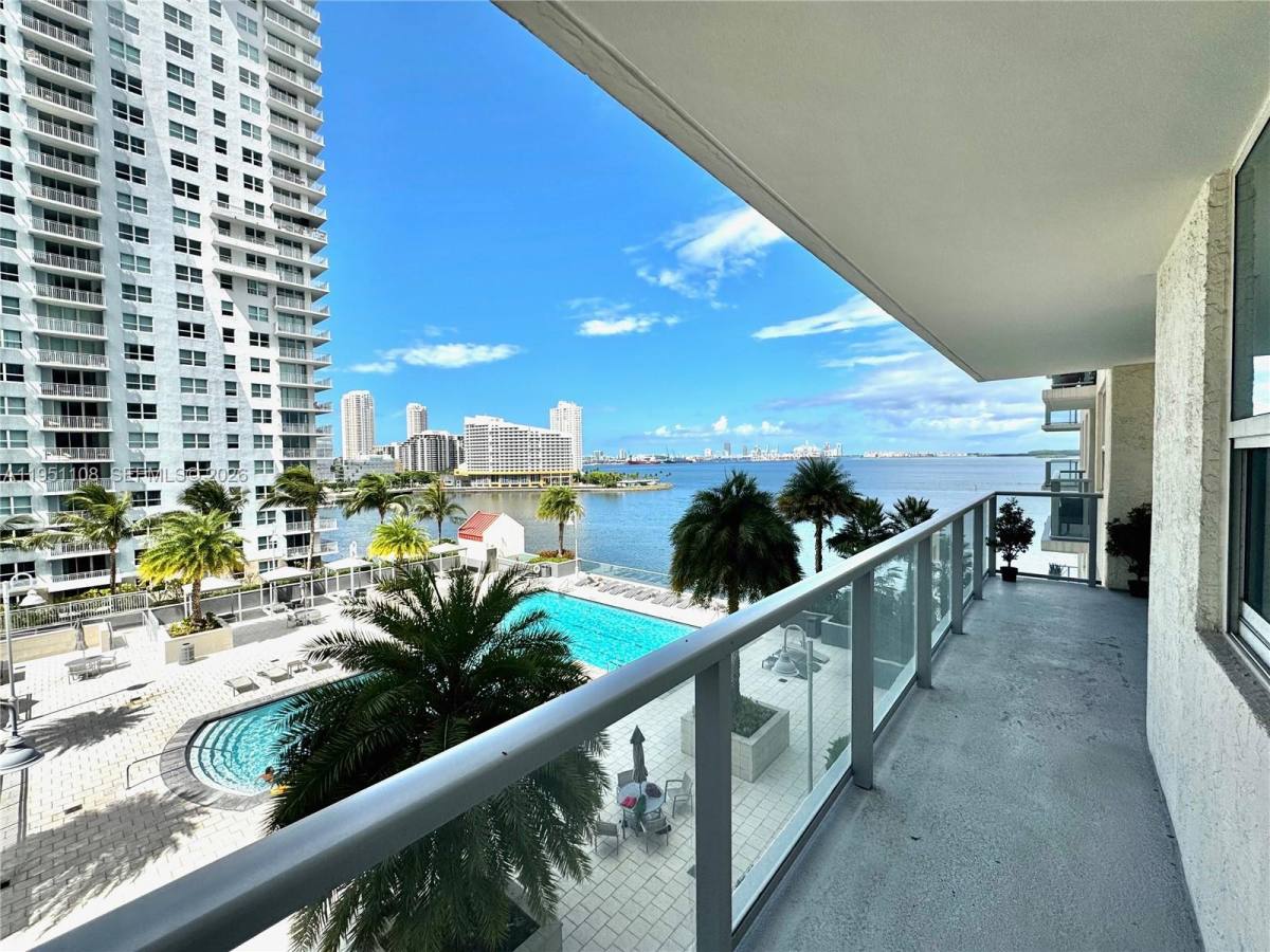 Apartment for rent at 1155 Brickell Bay Dr #906, Miami, FL 33131