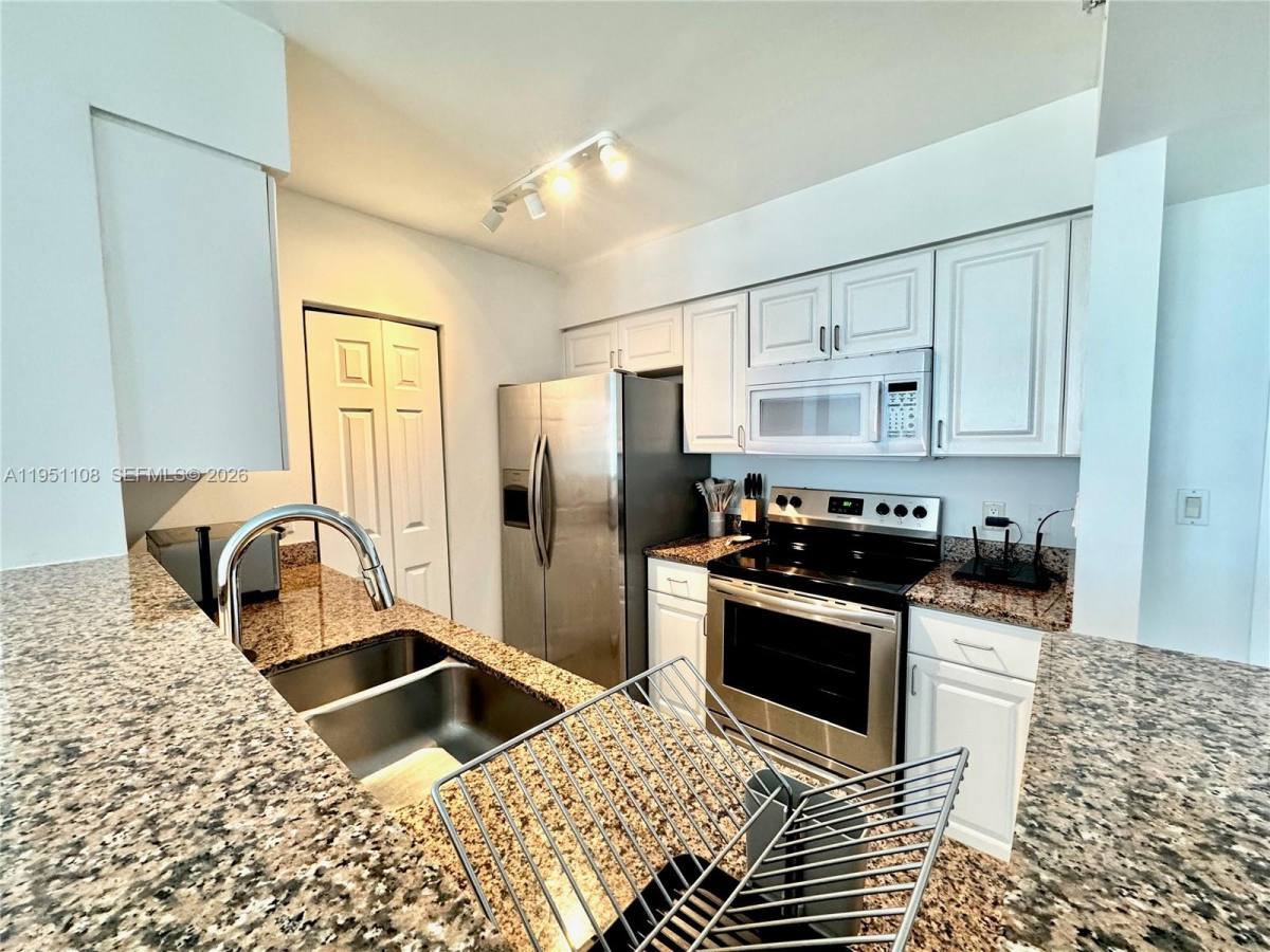 Apartment for rent at 1155 Brickell Bay Dr #906, Miami, FL 33131