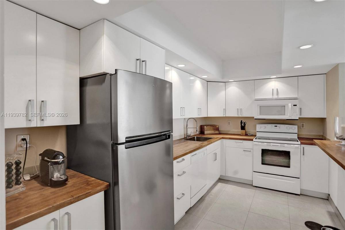Apartment for rent at 19390 Collins Ave #302, North Miami Beach, FL 33160