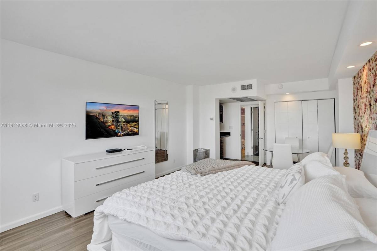 Apartment for rent at 19370 Collins Ave #426, North Miami Beach, FL 33160