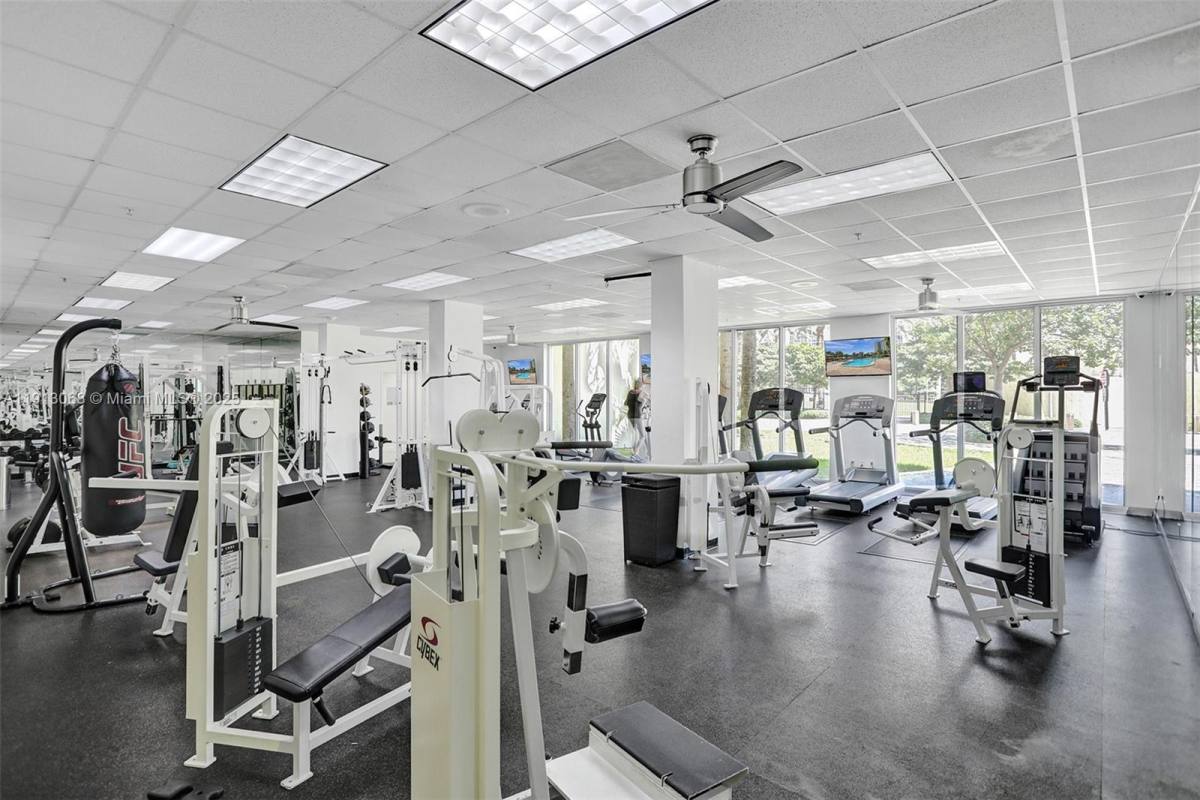 Apartment for rent at 19370 Collins Ave #426, North Miami Beach, FL 33160