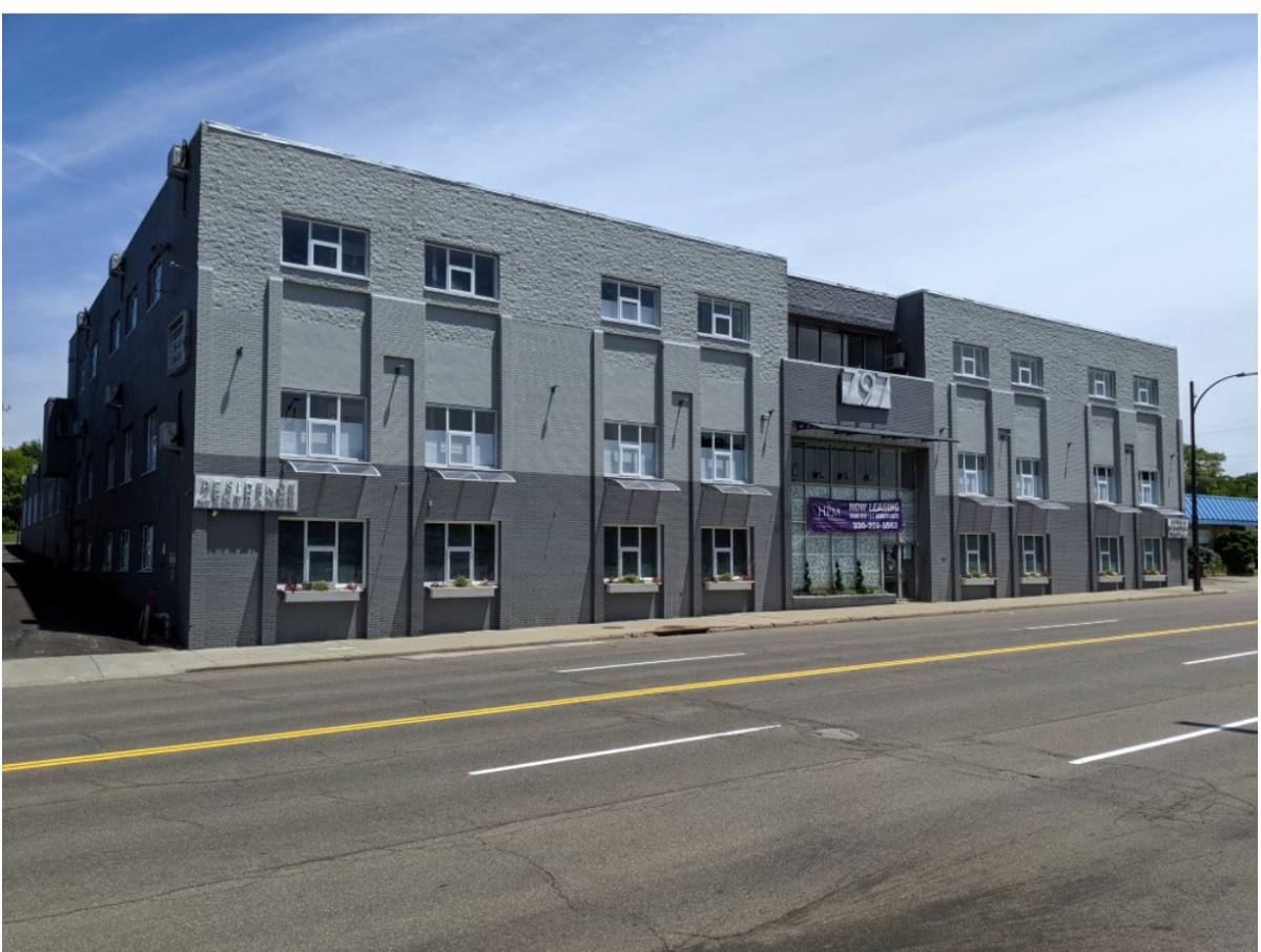 Apartment for rent at 815 E Market St, Akron, OH 44305