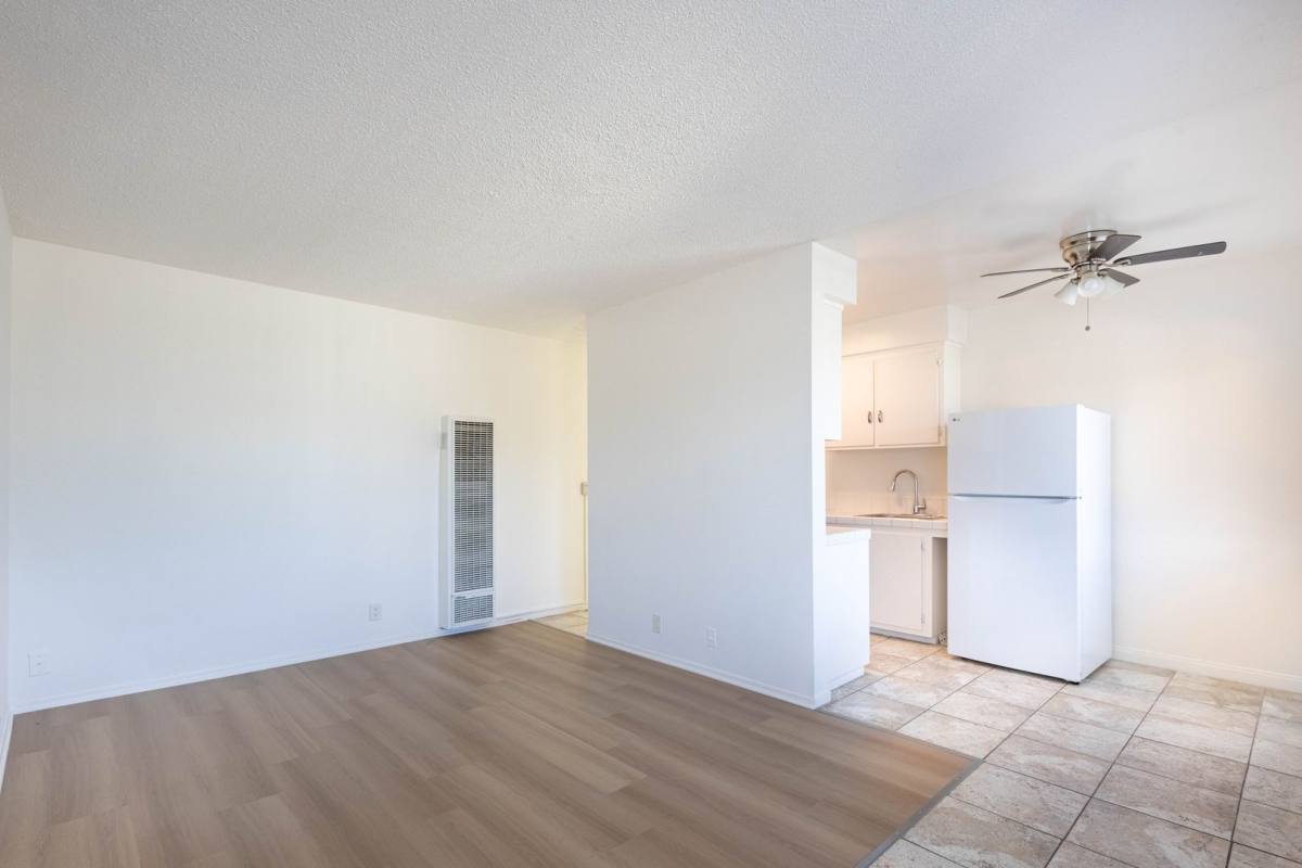 Apartment for rent at 11941 Acacia Ave, Hawthorne, CA 90250