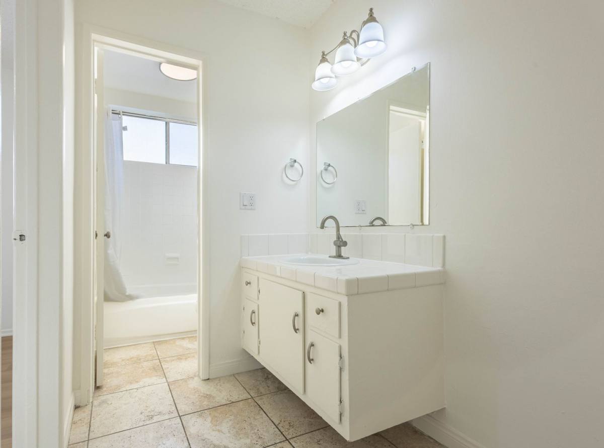 Apartment for rent at 11941 Acacia Ave, Hawthorne, CA 90250