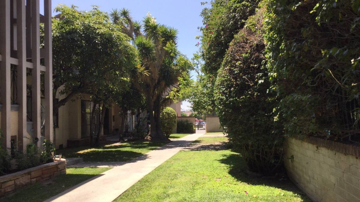 Apartment for rent at 827 - 831 S Oxford Ave, Los Angeles, CA 90005